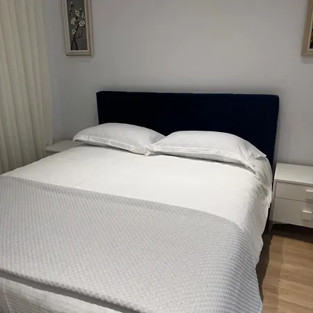 Malo House Center * Тирана
