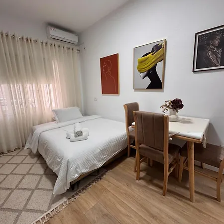 Malo House Near Blloku Apartamento